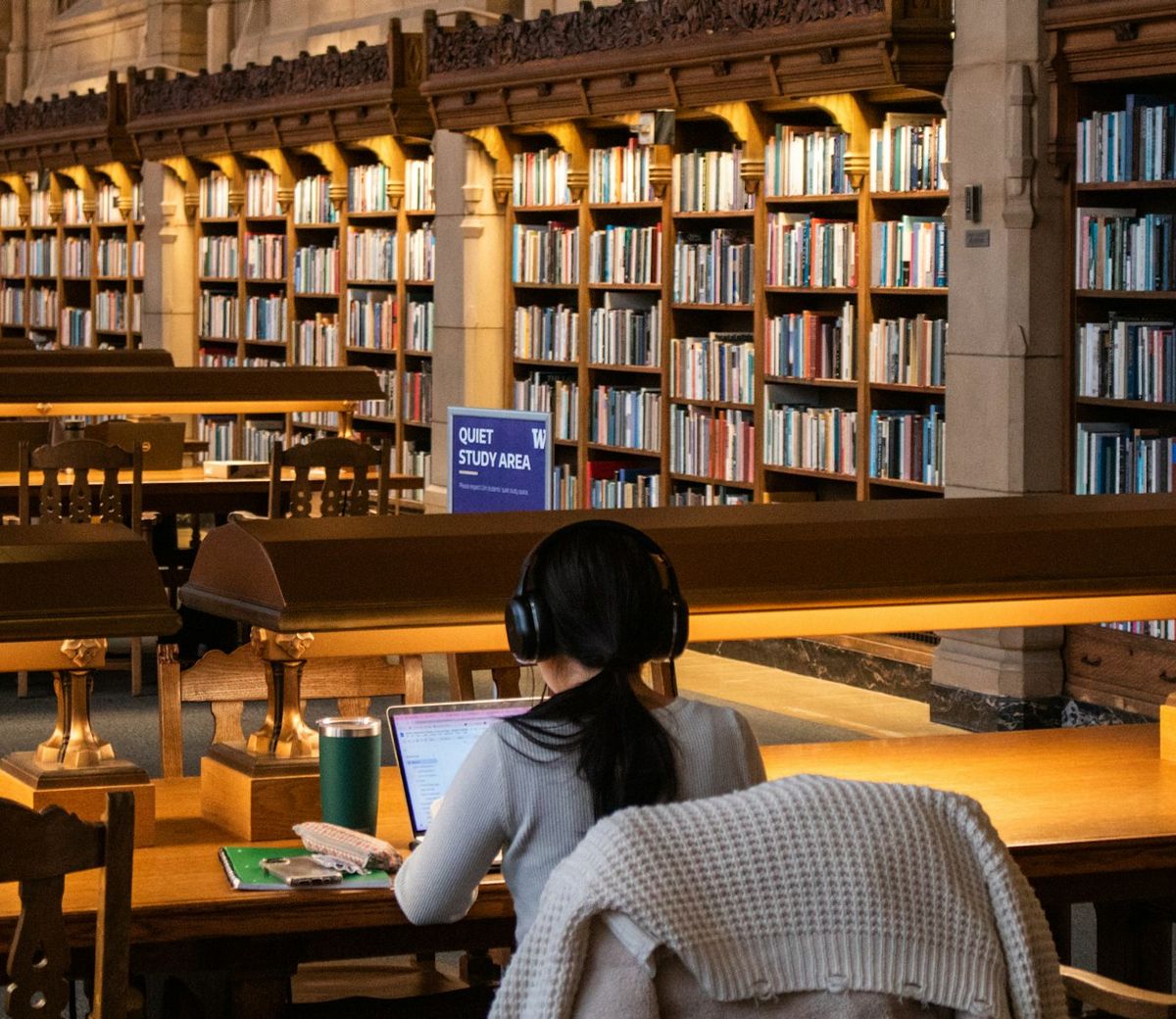Estudiante leyendo en una biblioteca